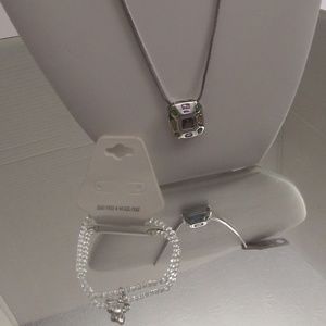 NWT GOLDEN STELLA DESIGNER NECKLACE & BUMBLE BEE B